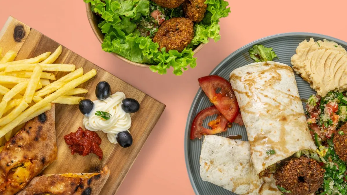 Natur-Falafel-Gerichte: Falafel, gefüllter Wrap, Baguette und Pommes